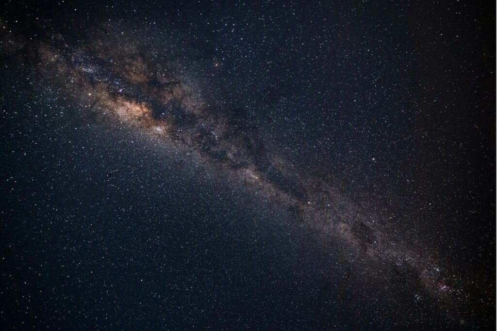 Los misteriosos puntos rojos: la nueva pista sobre cómo nacieron galaxias y agujeros negros