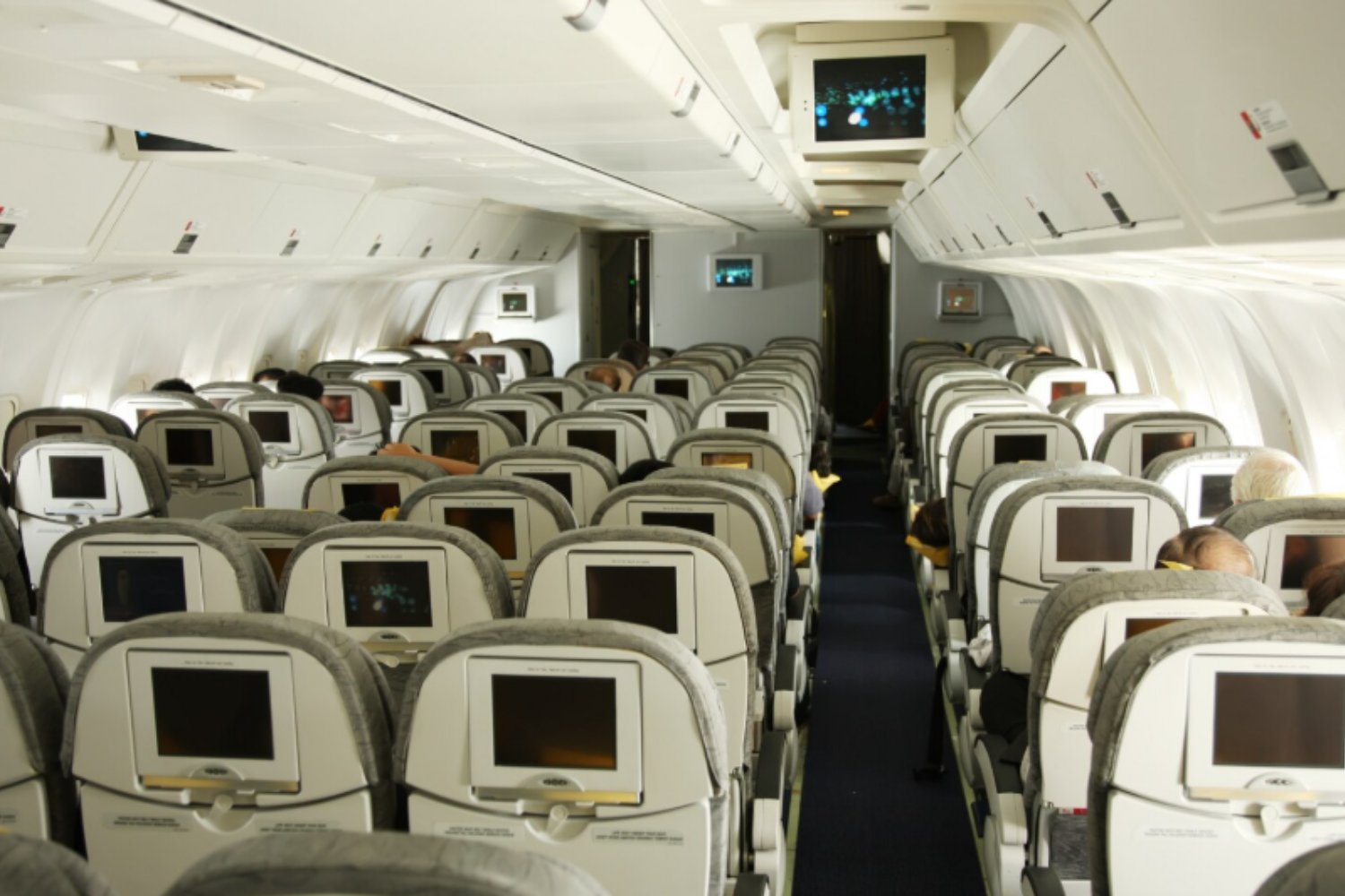 Los baños de los aviones: de focos de gérmenes a centinelas contra pandemias