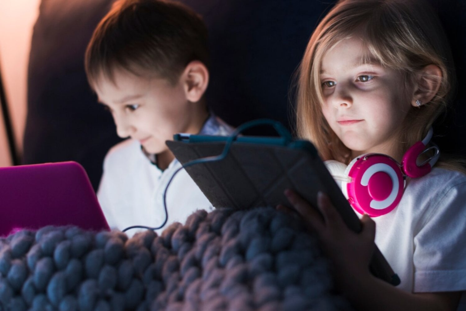 Pantallas y desarrollo infantil: el verdadero peligro no está en el tiempo, sino en lo que ven y cómo lo usan
