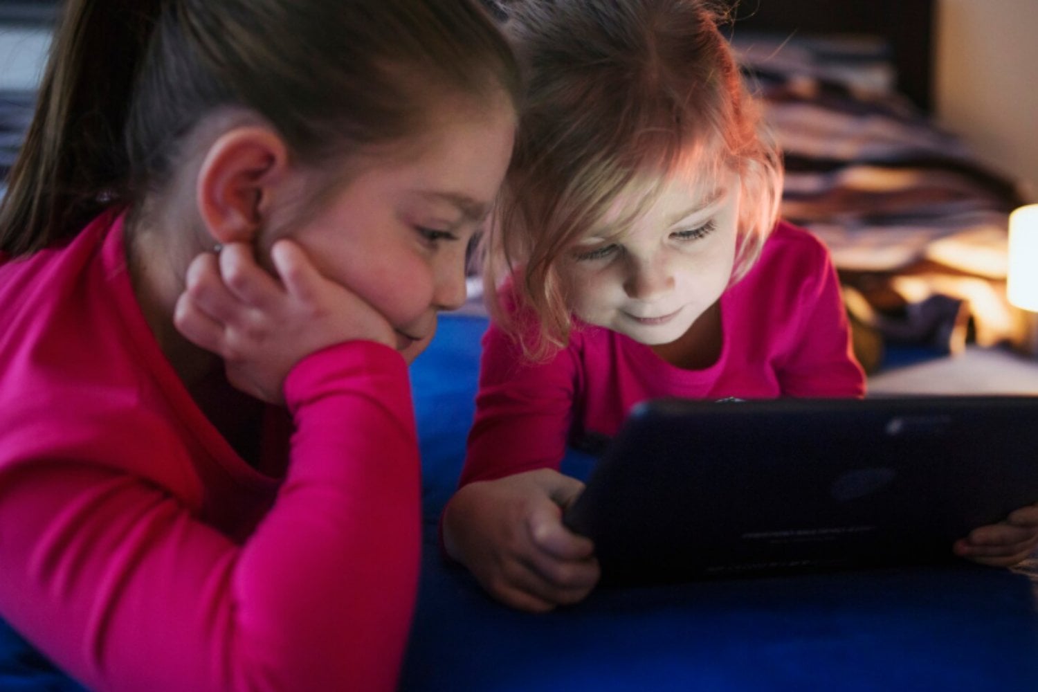Pantallas y desarrollo infantil: el verdadero peligro no está en el tiempo, sino en lo que ven y cómo lo usan