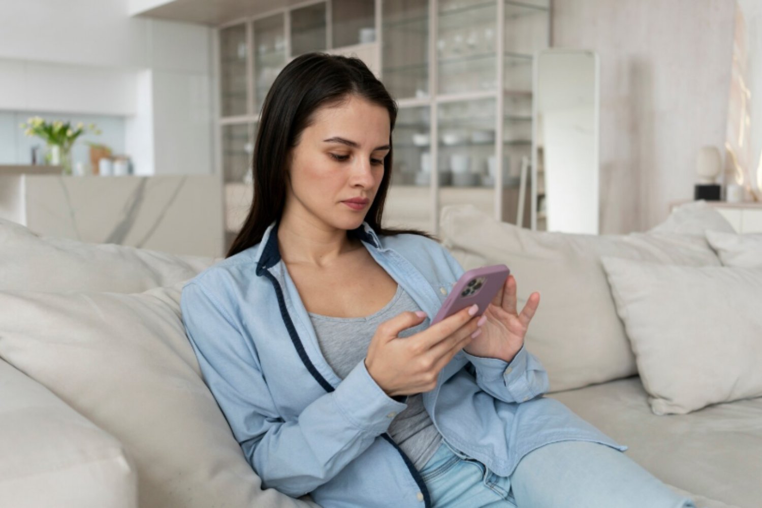 Mensajes que curan: cómo la terapia móvil transforma la vida de mujeres vulnerables en Perú y España