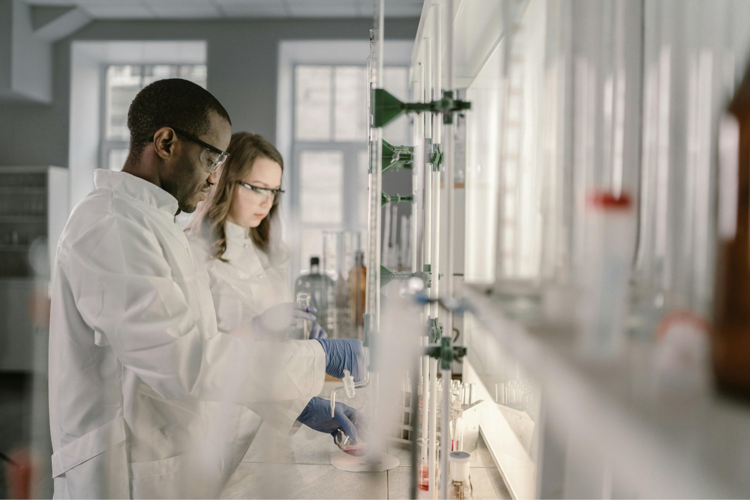 ¿Avances a saltos o pasos lentos? El mito de las revoluciones científicas bajo la lupa