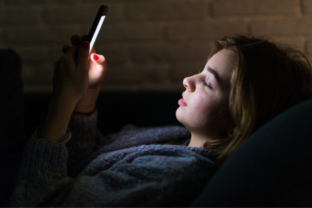 Pantallas antes de dormir: cuándo afectan al sueño y cuándo no