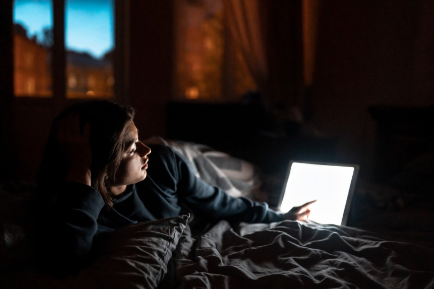 Pantallas antes de dormir: cuándo afectan al sueño y cuándo no