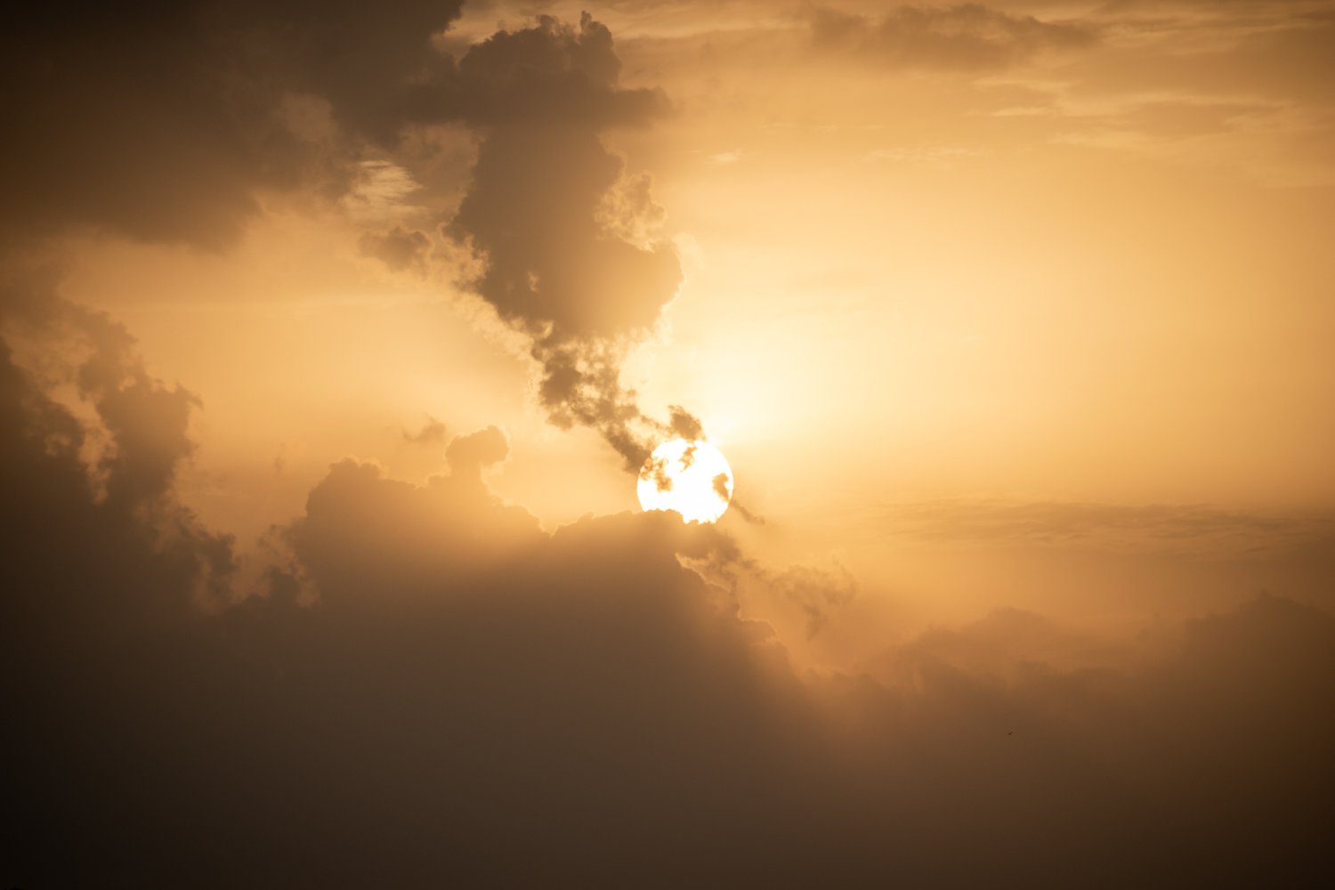 El gran engaño del cielo: el verdadero color del Sol que nunca vemos