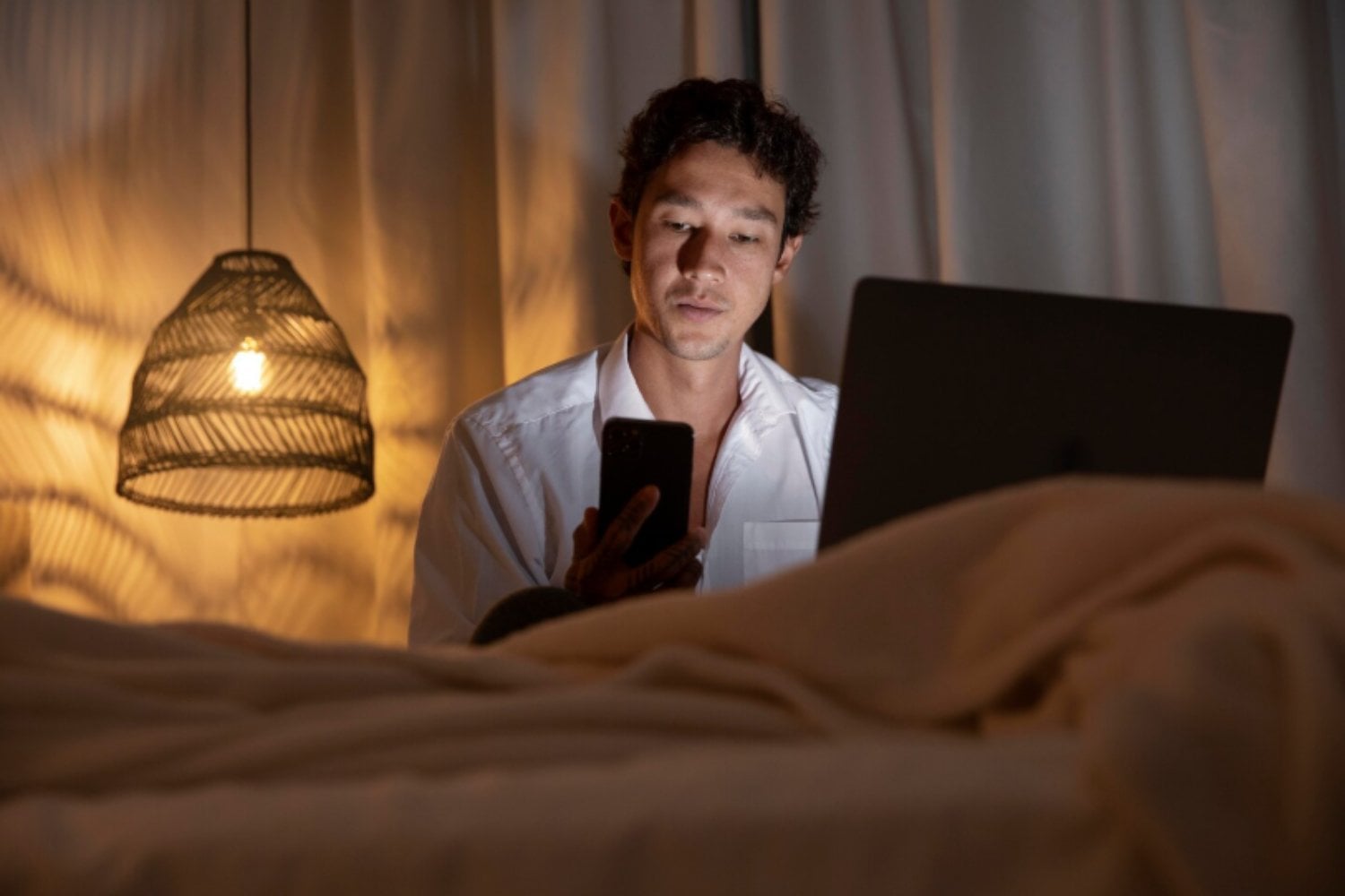 Pantallas antes de dormir: cuándo afectan al sueño y cuándo no