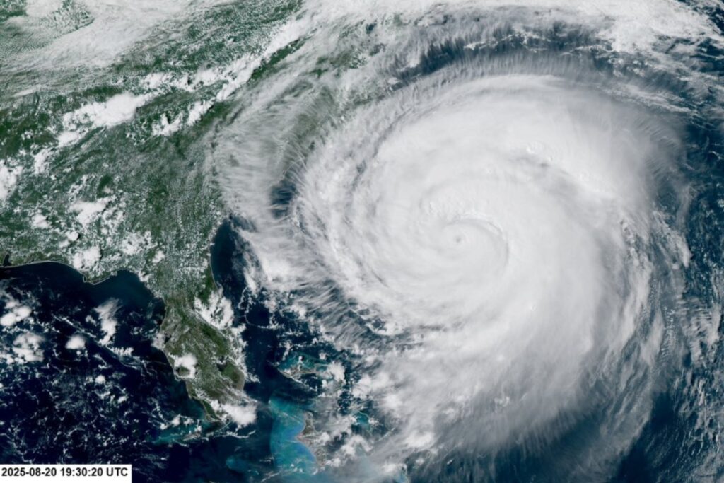 Así se vio desde el espacio el huracán Erin: un gigante de 850 km que amenaza la costa este de EE. UU.