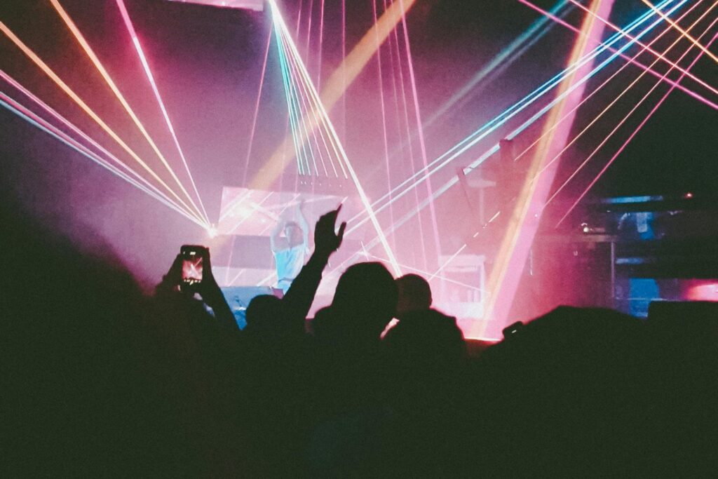 Cuando el cerebro baila: el sorprendente poder de ciertos ritmos electrónicos sobre la mente