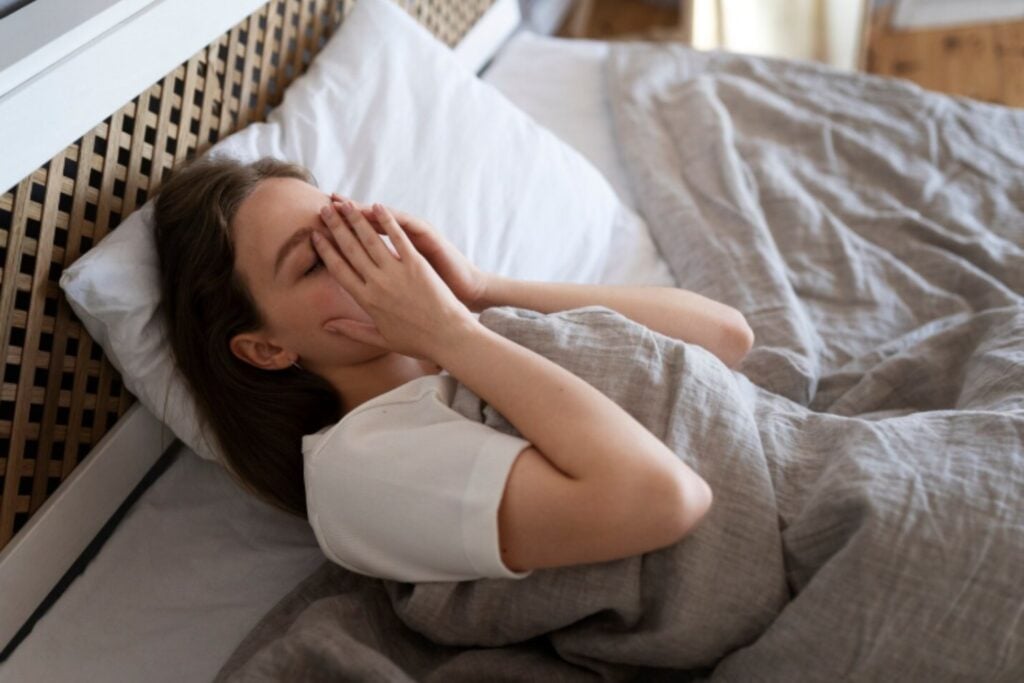 Dormir poco desordena tu cuerpo: hambre desatada, fatiga y el truco del desayuno proteico