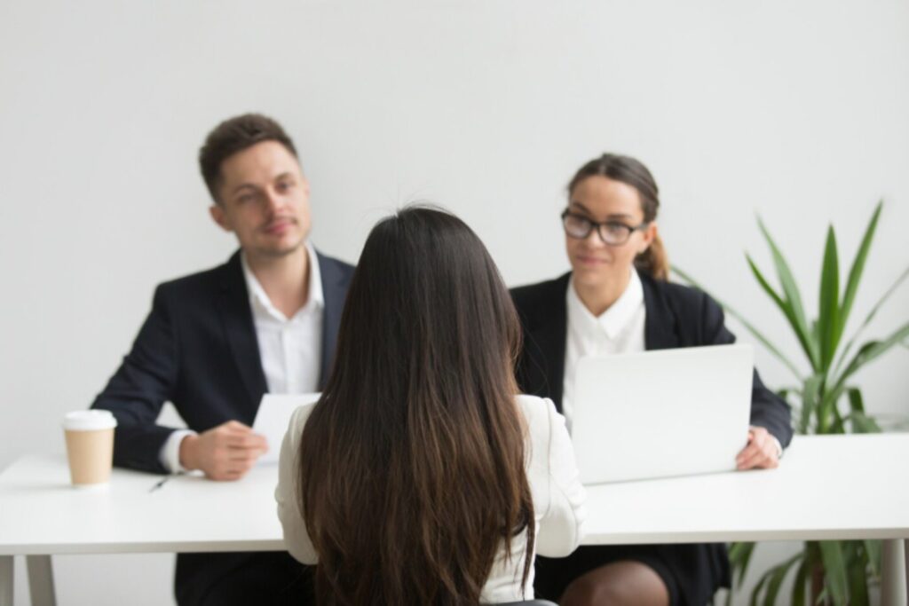 Las entrevistas virtuales se rompen: así intenta la IA colarse en tu próximo trabajo