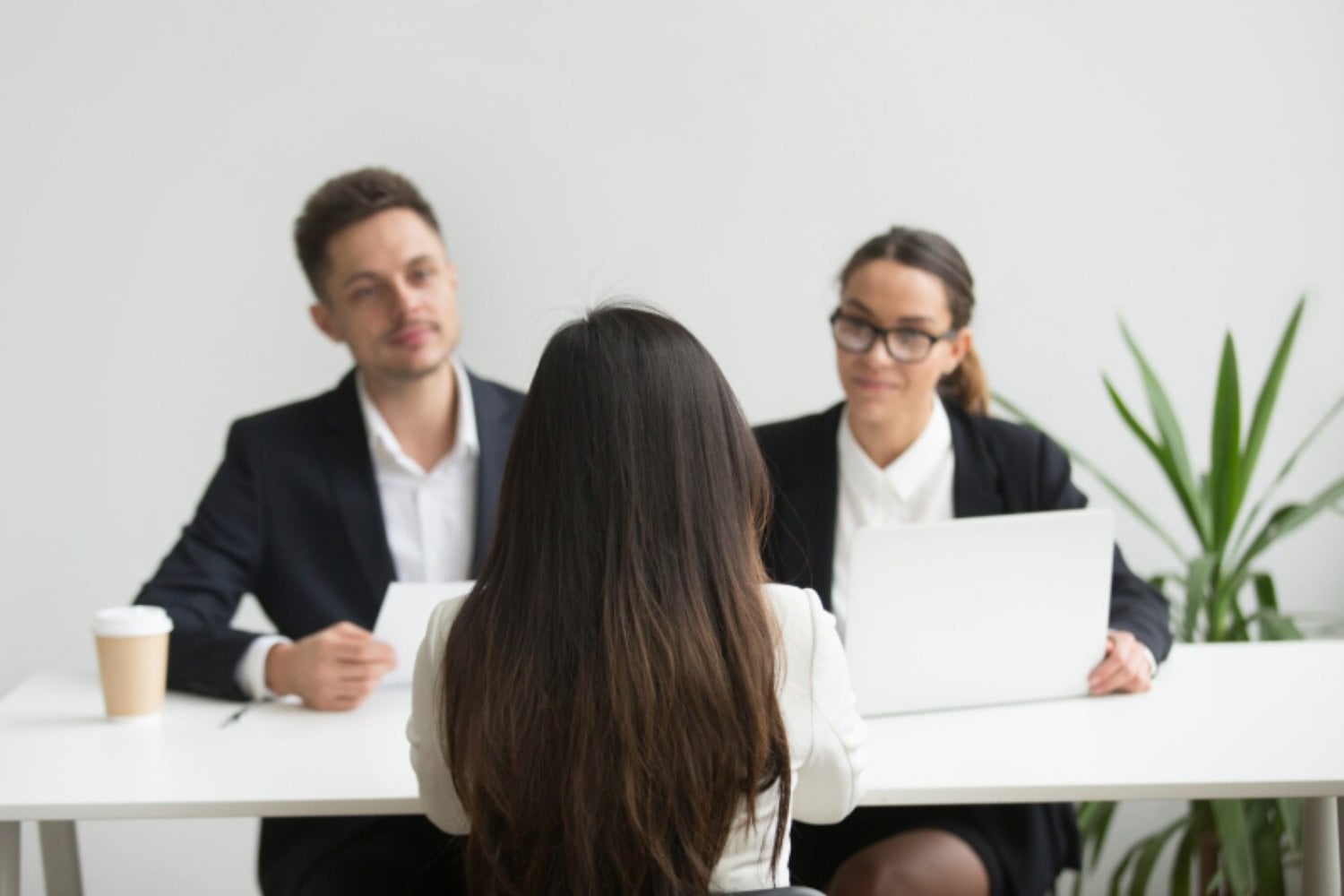 Las entrevistas virtuales se rompen: así intenta la IA colarse en tu próximo trabajo