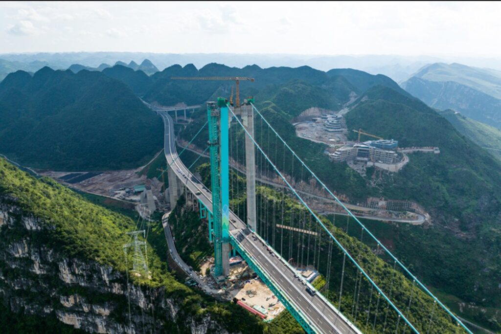 El puente más alto del mundo pasa su examen más insólito: resistir 96 camiones a la vez