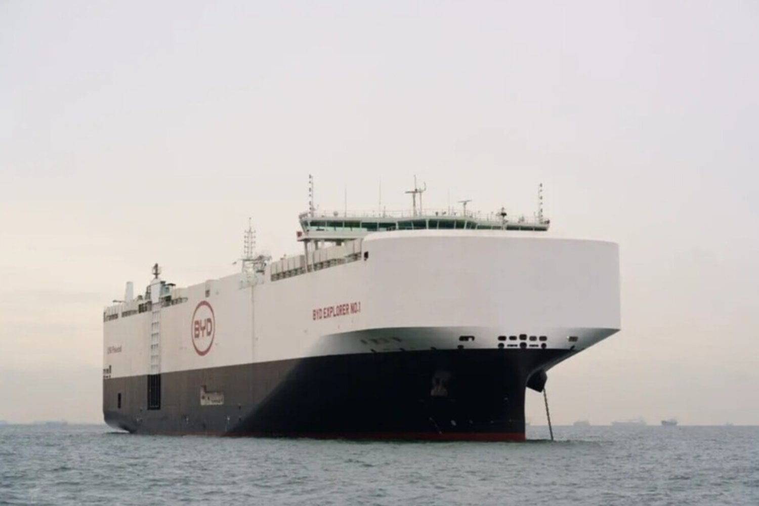 Los barcos que nadie toca: el misterioso pacto que protege a los coches chinos en el mar Rojo