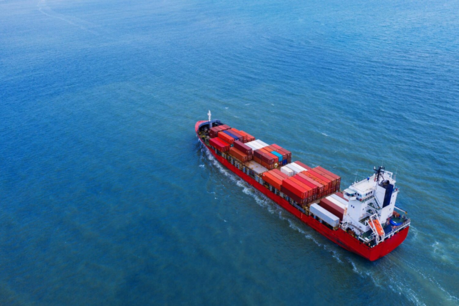 Los barcos que nadie toca: el misterioso pacto que protege a los coches chinos en el mar Rojo