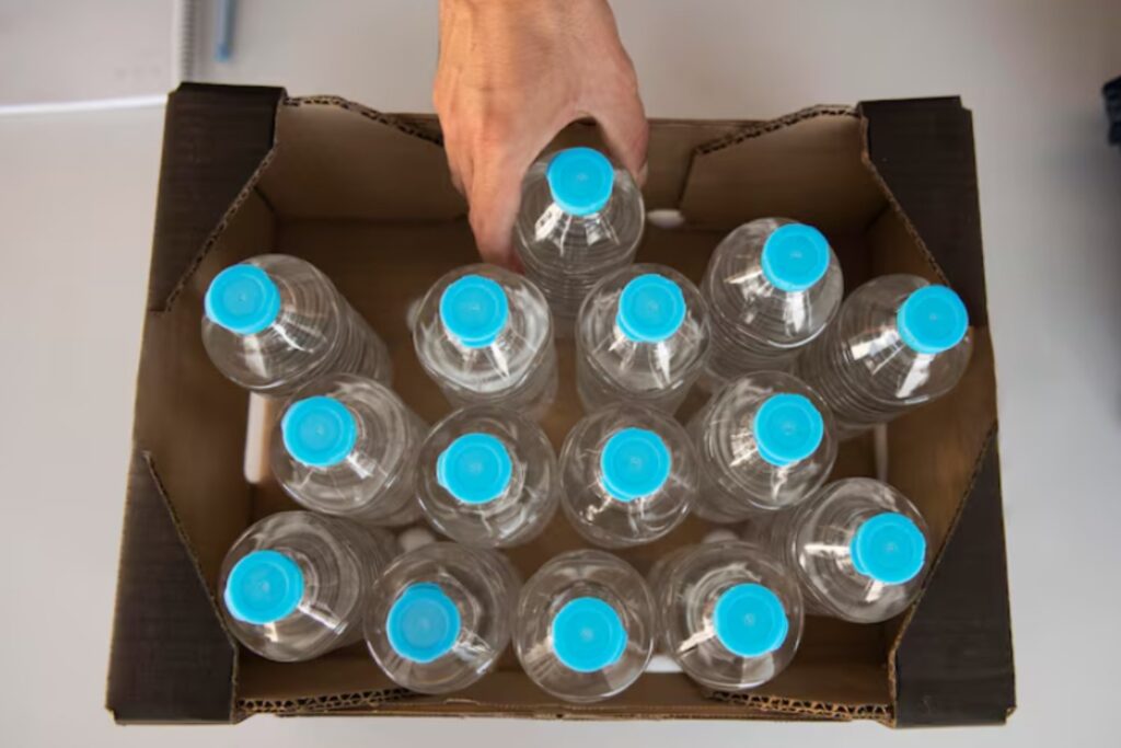 La verdad incómoda del agua embotellada: el “ingrediente” invisible que podrías beber cada día