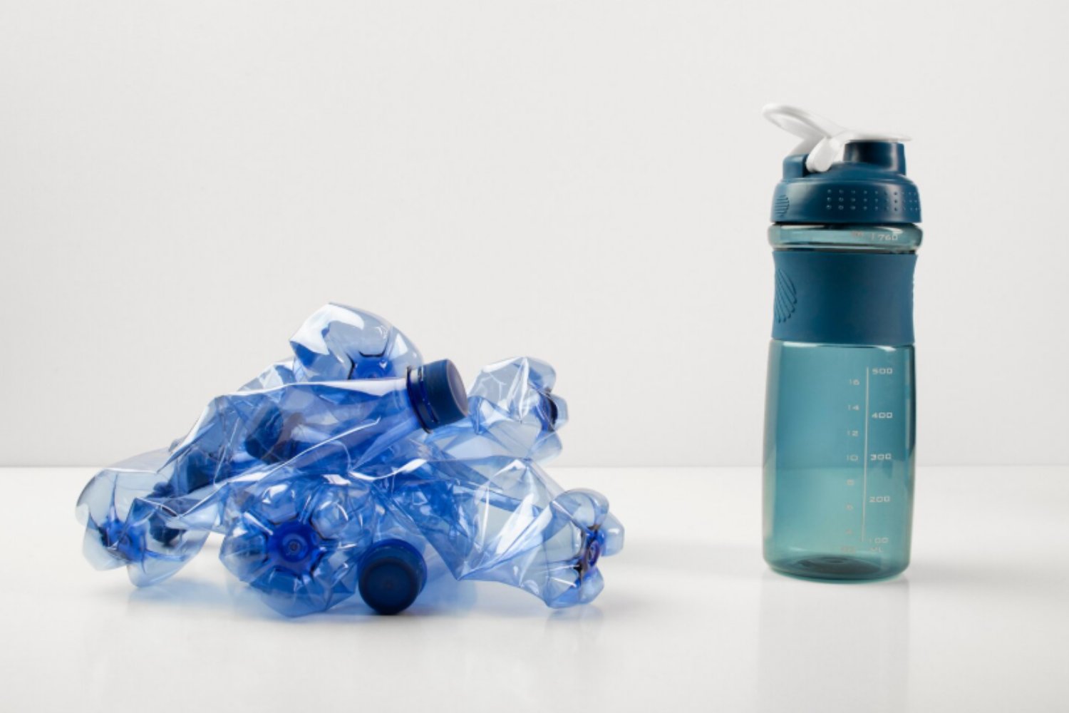 La verdad incómoda del agua embotellada: el “ingrediente” invisible que podrías beber cada día