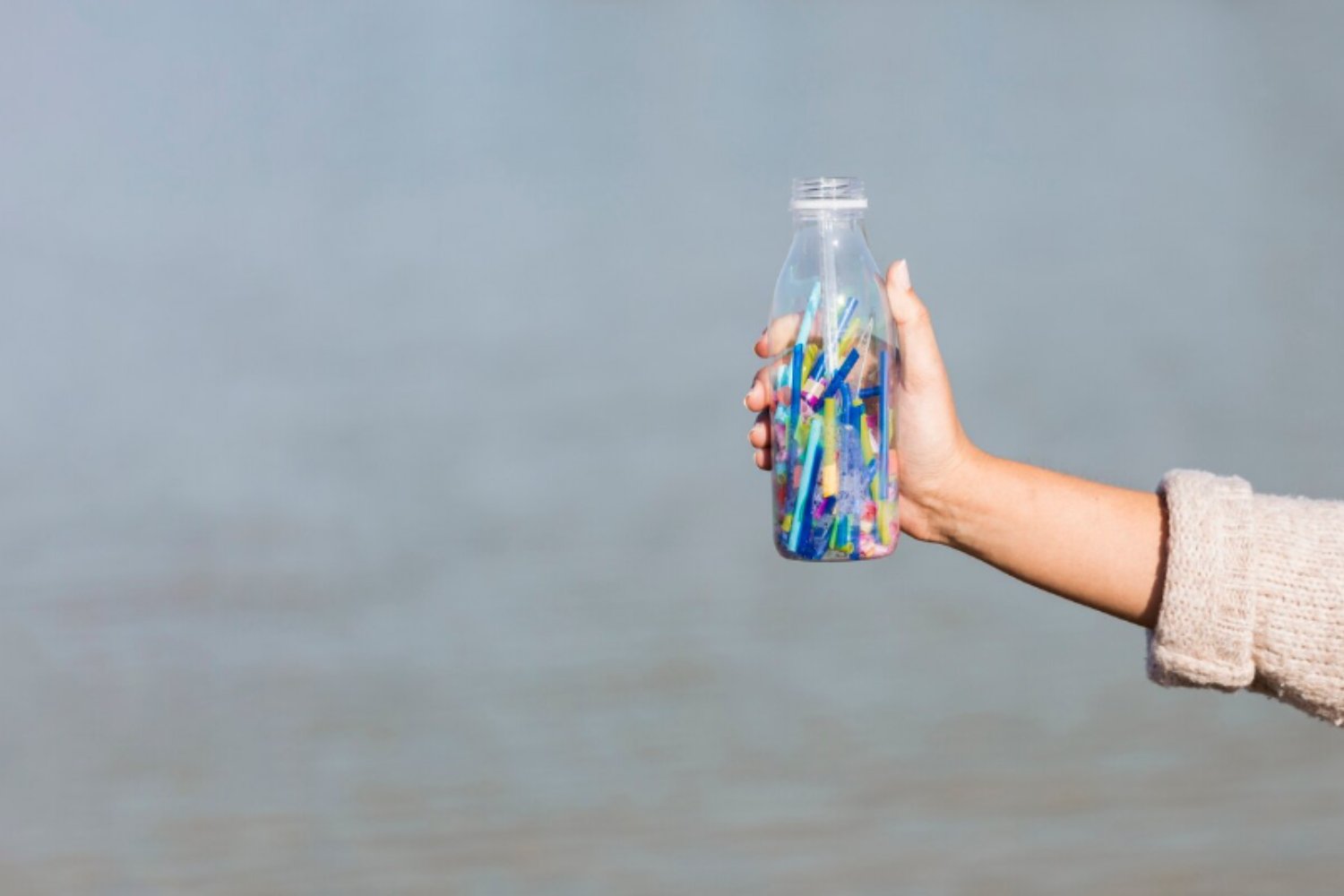 La verdad incómoda del agua embotellada: el “ingrediente” invisible que podrías beber cada día