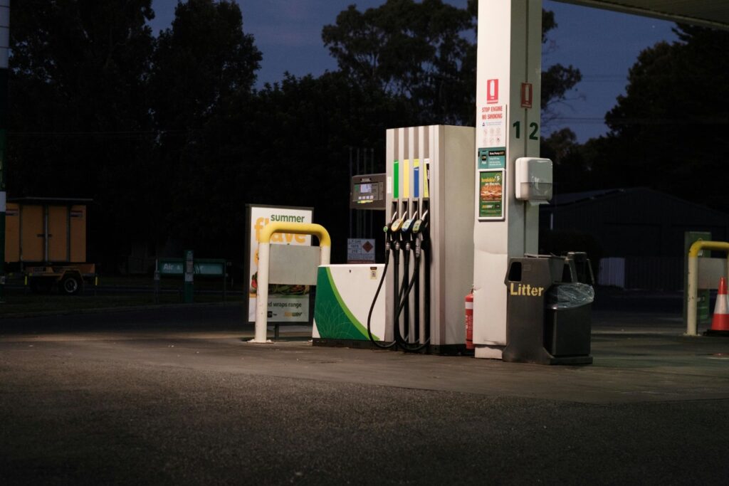 Gasolina cara pese al petróleo barato: por qué el surtidor no refleja la caída del crudo