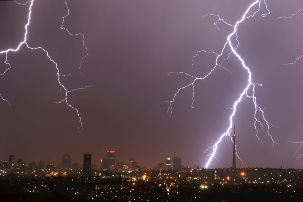 El rayo más largo del mundo recorrió 829 km y fue invisible durante años: así se descubrió el megadestello que reescribe la historia del clima