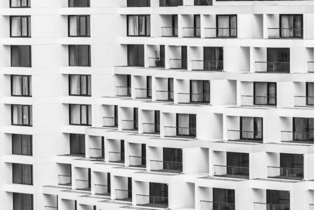 ¿Todas las ciudades se están volviendo iguales? El misterioso dominio del blanco y negro en la arquitectura española