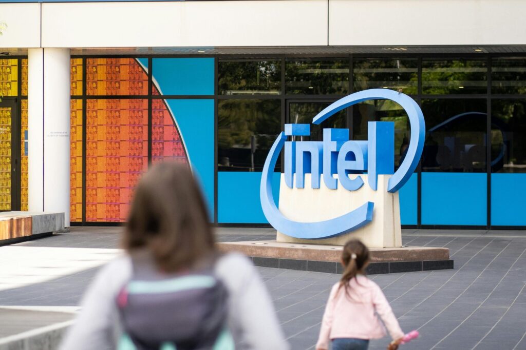 Intel frente al abismo: los cuatro retos que decidirán si sobrevive o se hunde