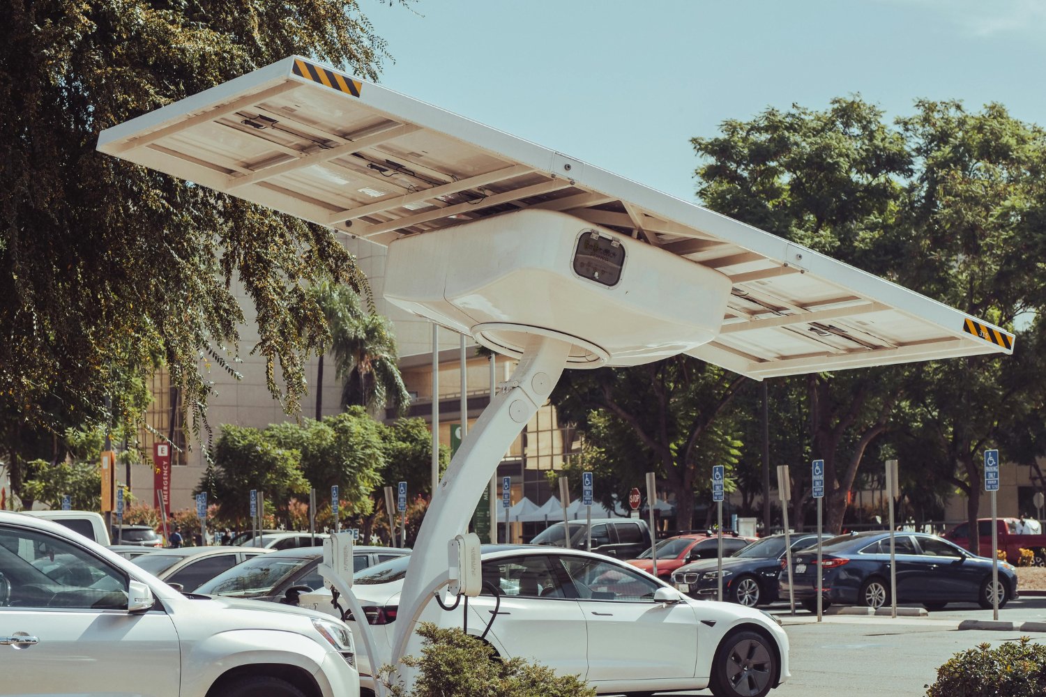 El secreto de Tesla: cómo conquistó la carga eléctrica mientras sus rivales multiplican enchufes