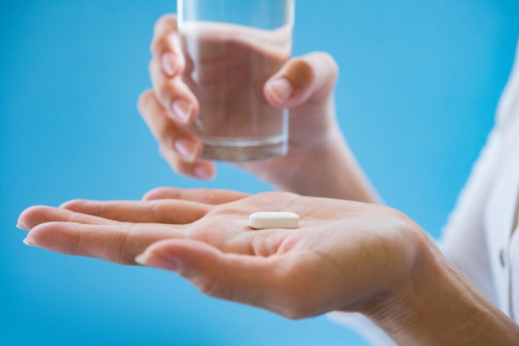 Partir un ibuprofeno no te da más potencia: destruye su diseño y puede ser un riesgo