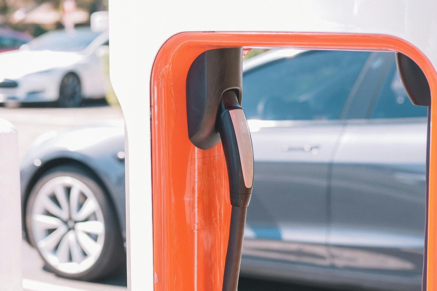 El secreto de Tesla: cómo conquistó la carga eléctrica mientras sus rivales multiplican enchufes