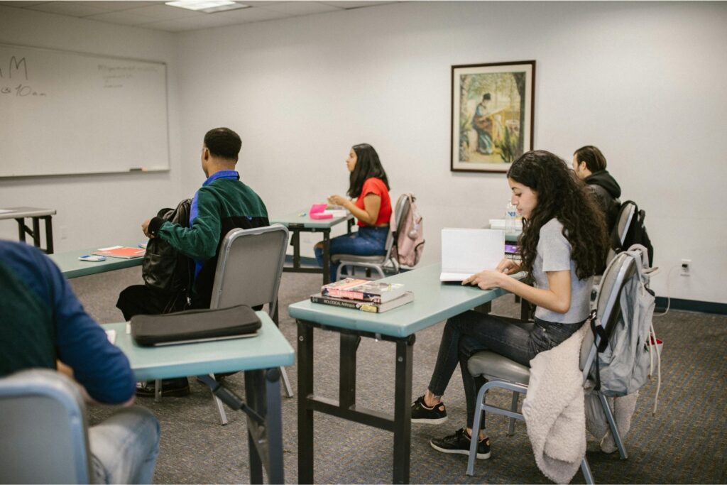 ¿Menos alumnos por aula mejora la educación? Lo que dice la ciencia sobre la ratio docente