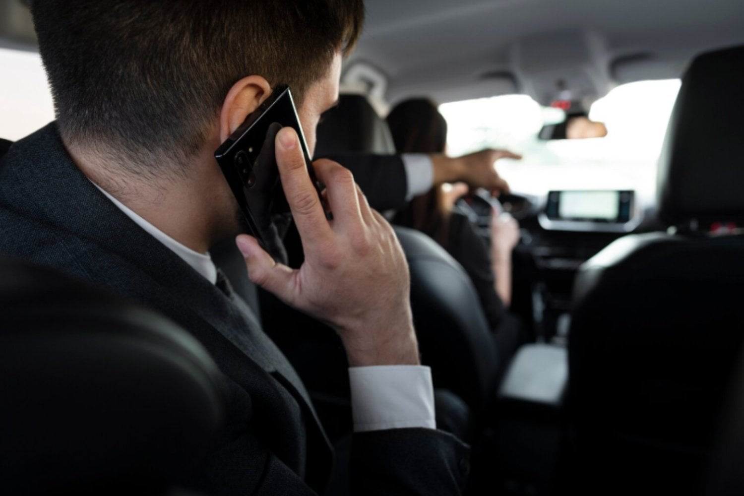 La idea china que revoluciona la movilidad: no alquilas un coche, solo un conductor para el tuyo