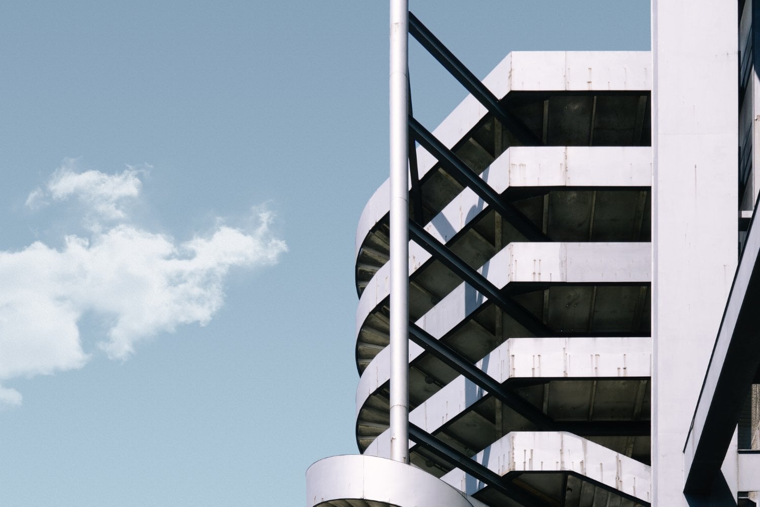 ¿Todas las ciudades se están volviendo iguales? El misterioso dominio del blanco y negro en la arquitectura española