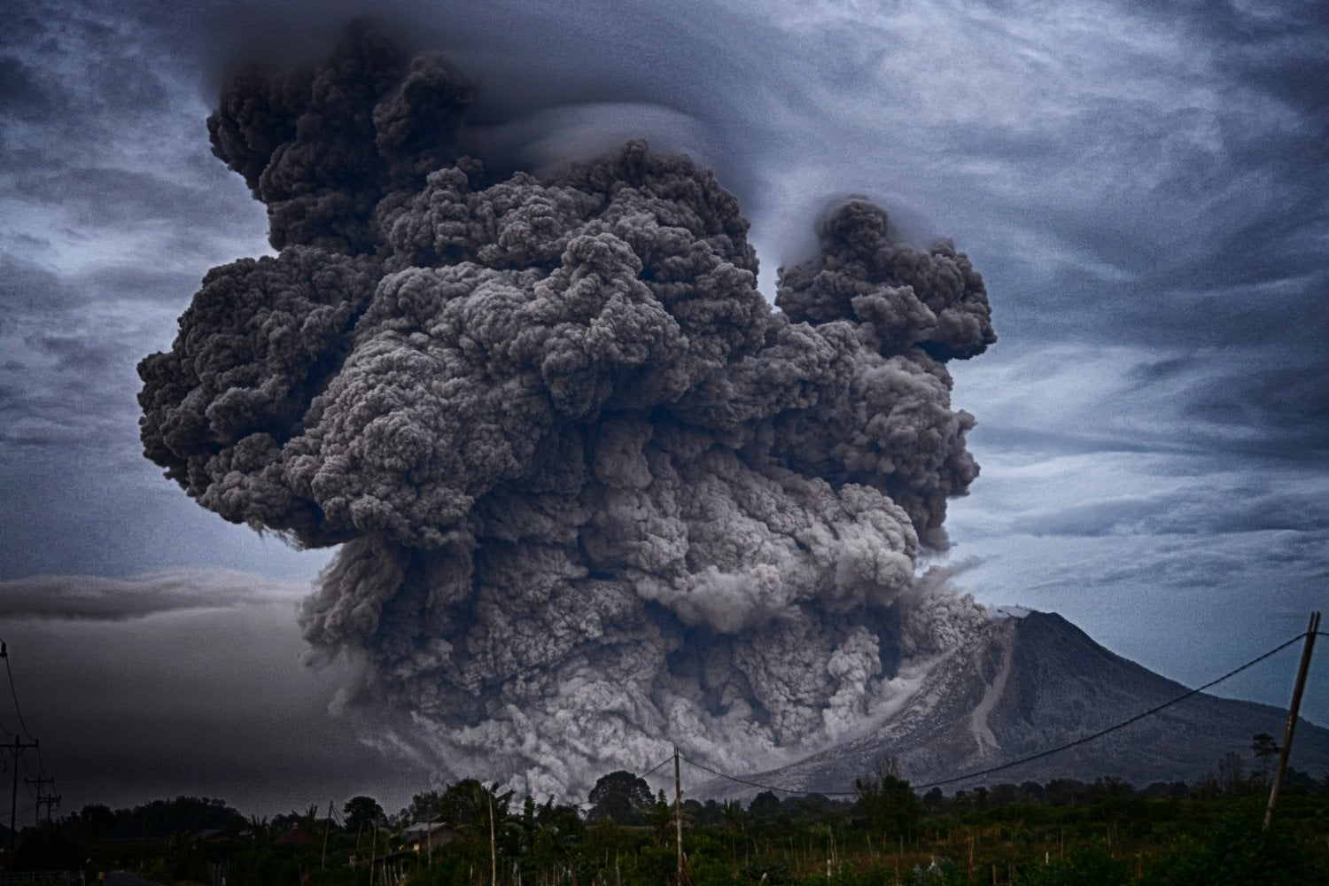 Un Volcan En Erupcion
