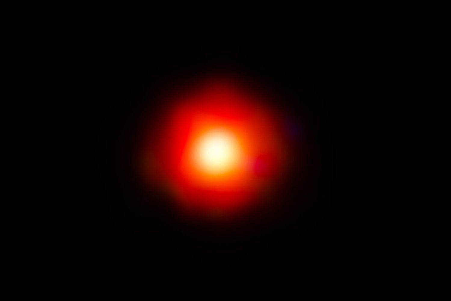 El telescopio más potente jamás construido acaba de mostrar algo inesperado: luces rojas que no encajan con ninguna categoría del cosmos