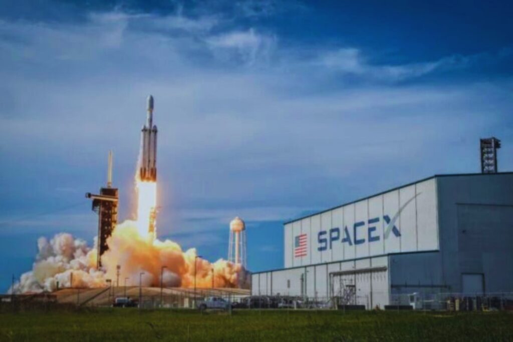 Elon Musk mueve ficha otra vez. SpaceX se lanza a por el espectro móvil con una compra de 14.500 millones