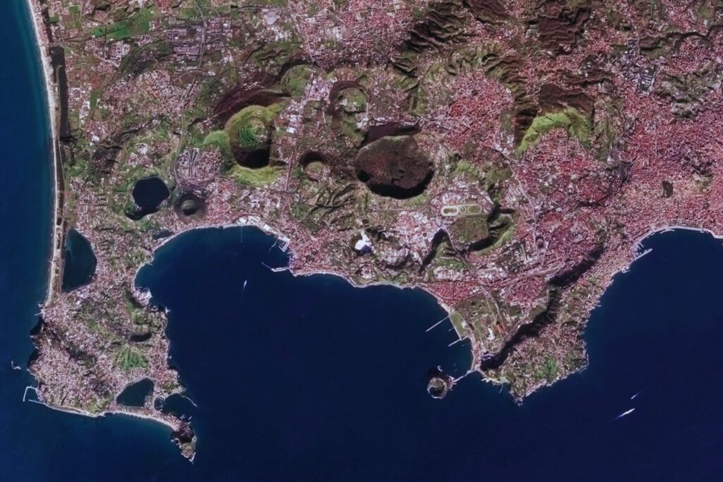 Bajo Nápoles late un gigante de fuego: la caldera de los Campos Flégreos que despierta temores tras siglos de silencio