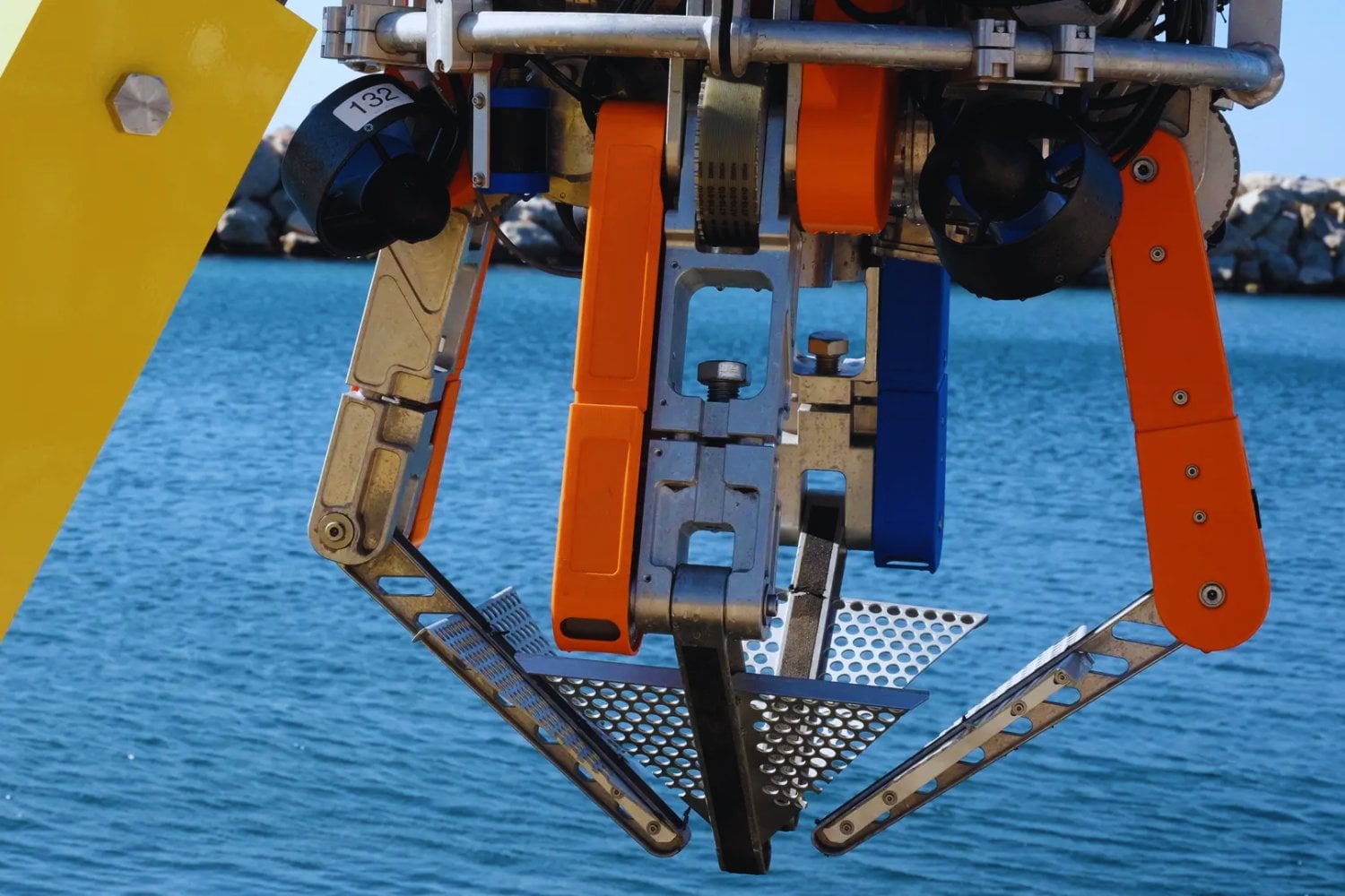 El robot que bucea en silencio para levantar hasta 250 kilos de basura marina y mostrar un futuro posible para los océanos