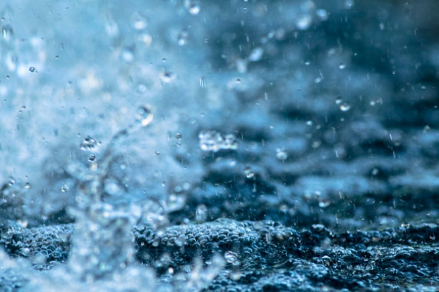 Alerta entre los científicos. Lo que está cayendo del cielo podría ser aún más peligroso que la lluvia ácida