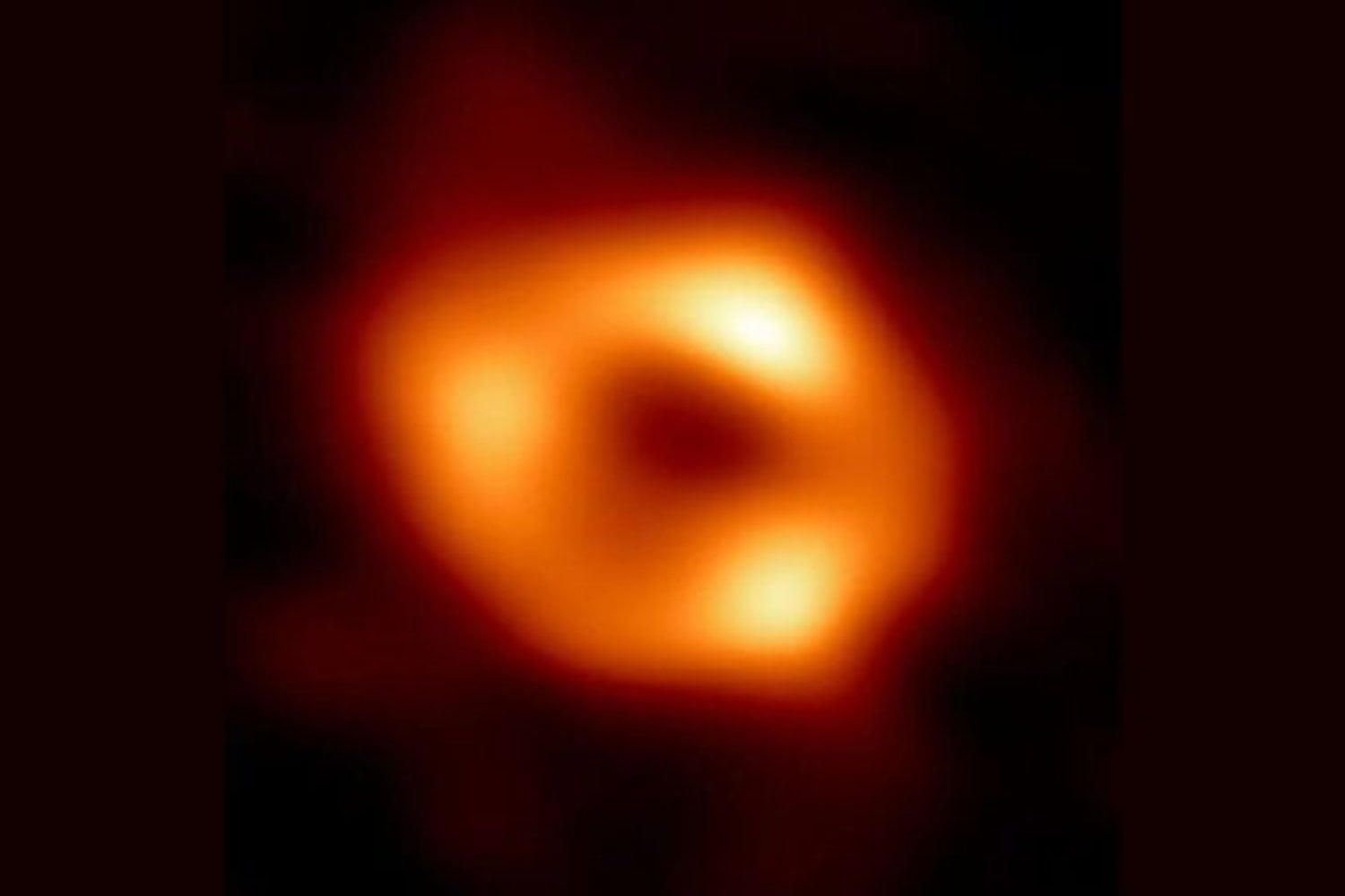 Algo “totalmente inesperado” en el agujero negro más famoso del universo: M87* invierte su patrón de luz y desafía las teorías de Einstein sobre cómo se comporta la materia cerca del horizonte de sucesos