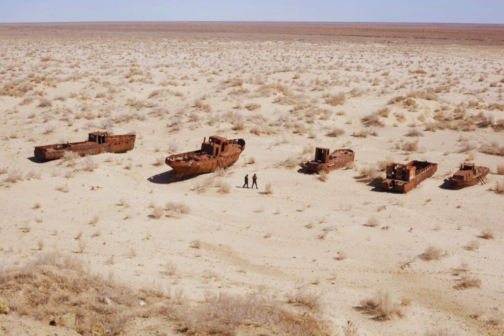 El mar de Aral se evaporó en apenas medio siglo: de motor pesquero soviético a desierto turístico con barcos oxidados