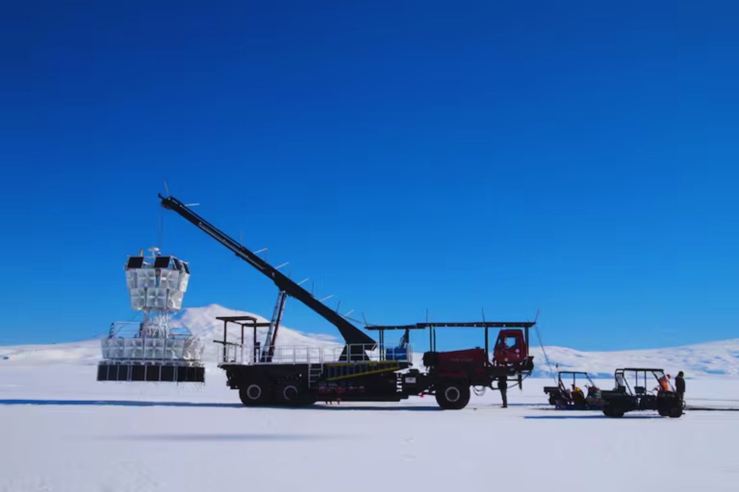 Misteriosas señales de radio bajo el hielo antártico: el hallazgo que desconcierta a la física de partículas