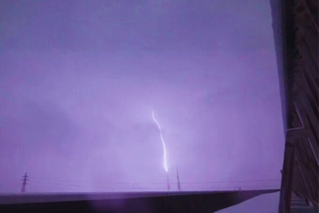Japón se estremece con un resplandor inesperado en el cielo. El fenómeno que desató asombro y miedo en cuestión de minutos