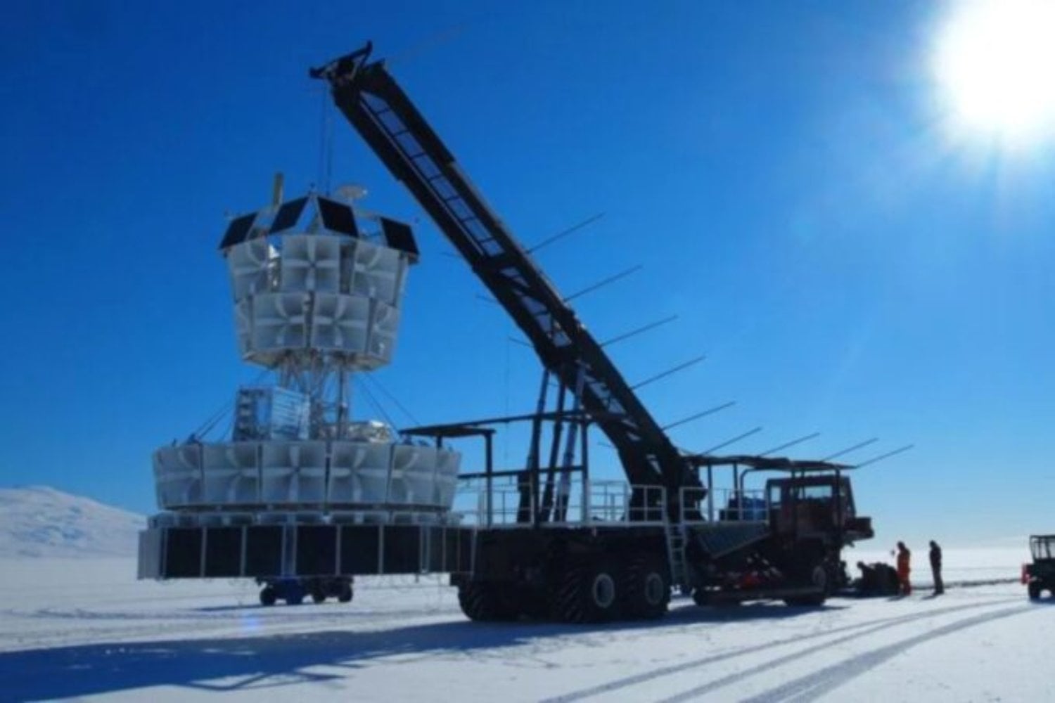Misteriosas señales de radio bajo el hielo antártico: el hallazgo que desconcierta a la física de partículas