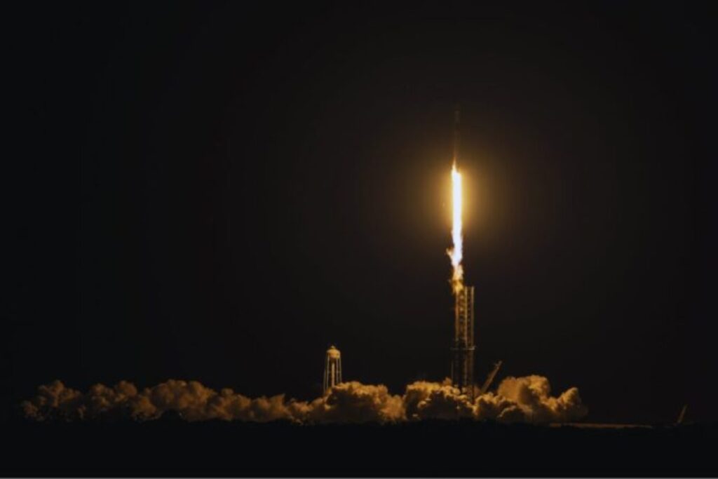 SpaceX se adueña del espectro que EchoStar nunca usó. La nueva batalla ya no es llegar al espacio, es controlarlo