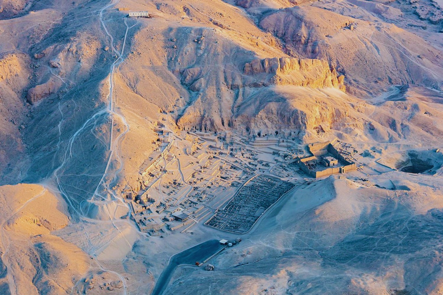 Egipto, siglo XII a.C.: los obreros de Deir el-Medina bloquearon el acceso al Valle de los Reyes. El retraso en sus pagos provocó la primera huelga laboral que desafió al faraón Ramsés III