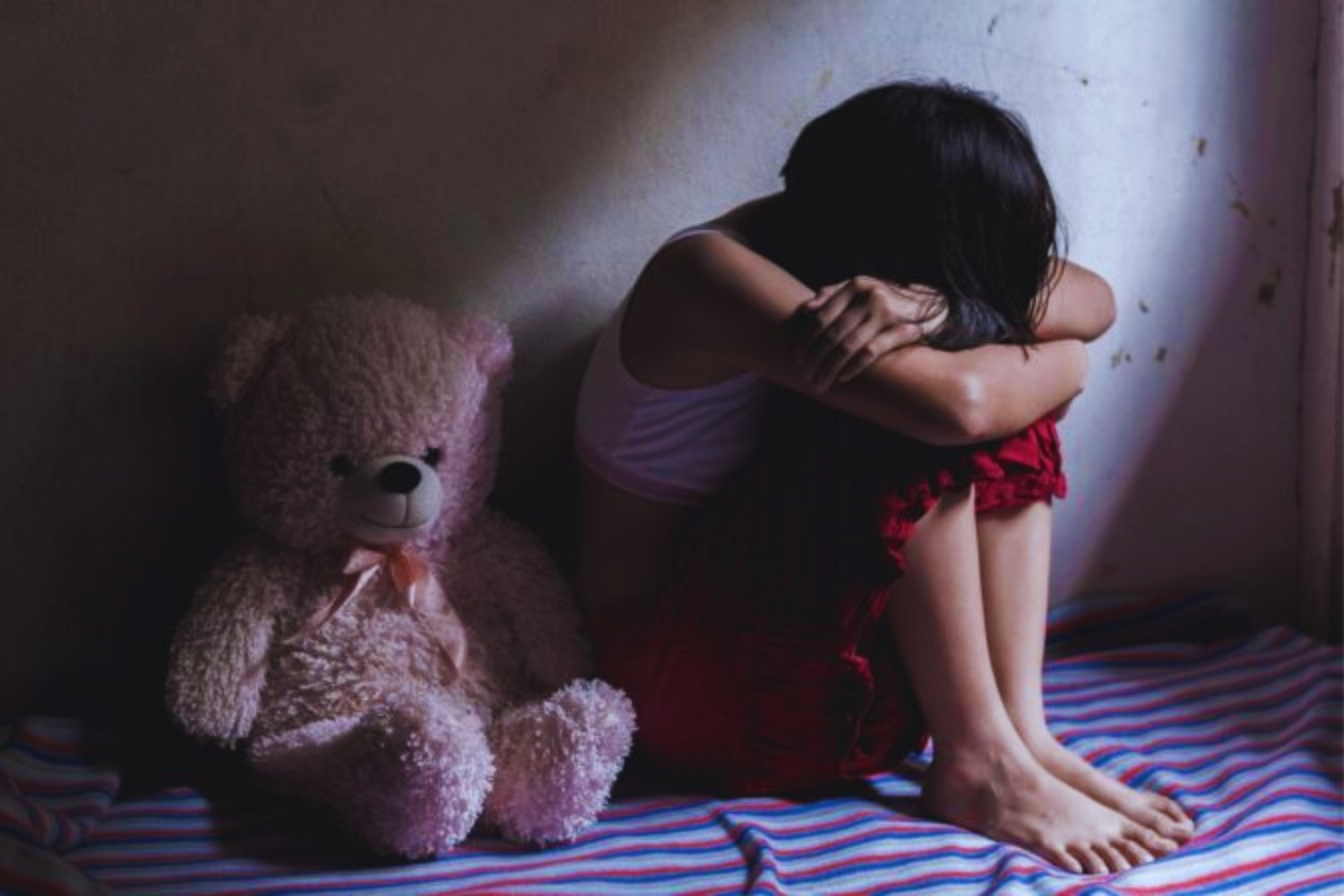 Si tus padres repetían estas 7 frases, es probable que hoy te cueste mostrar emociones: así afecta la falta de apoyo emocional en la infancia