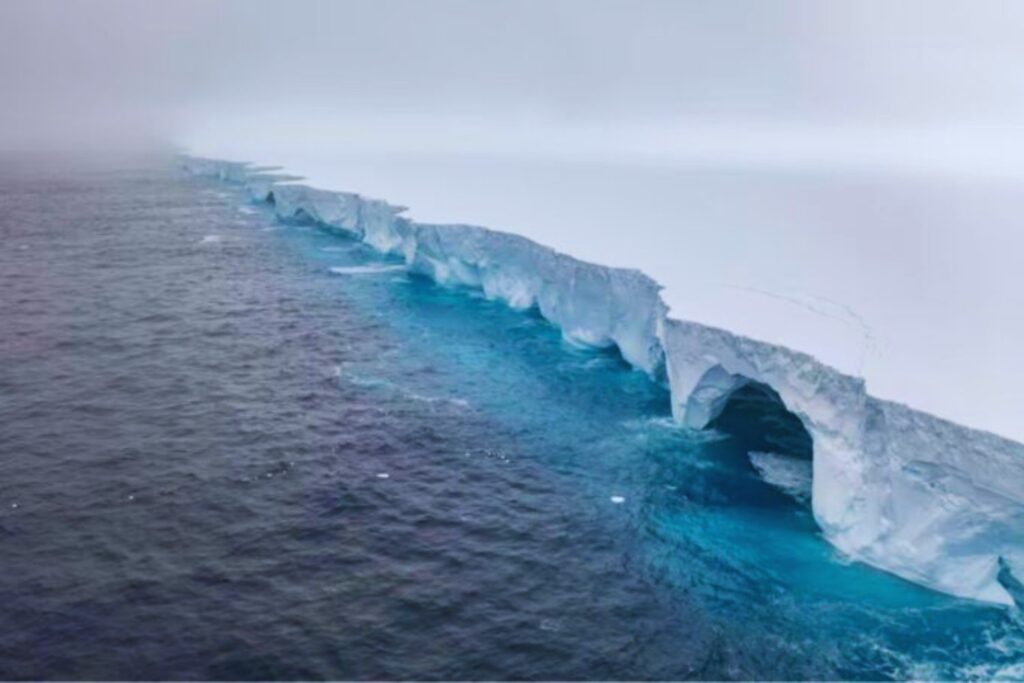El viaje final de un coloso helado. El iceberg A23a se deshace tras cuatro décadas a la deriva
