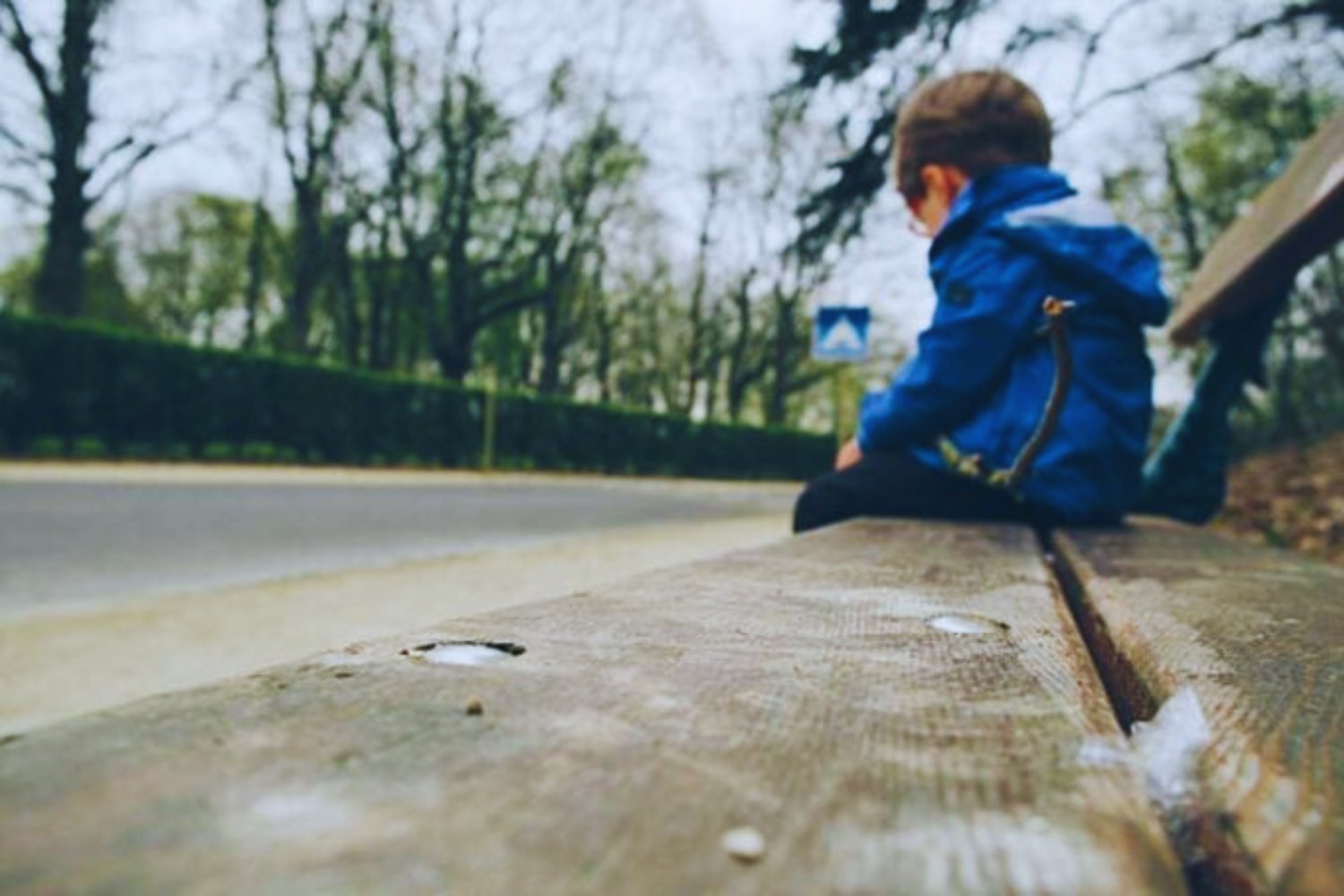 Si tus padres repetían estas 7 frases, es probable que hoy te cueste mostrar emociones: así afecta la falta de apoyo emocional en la infancia