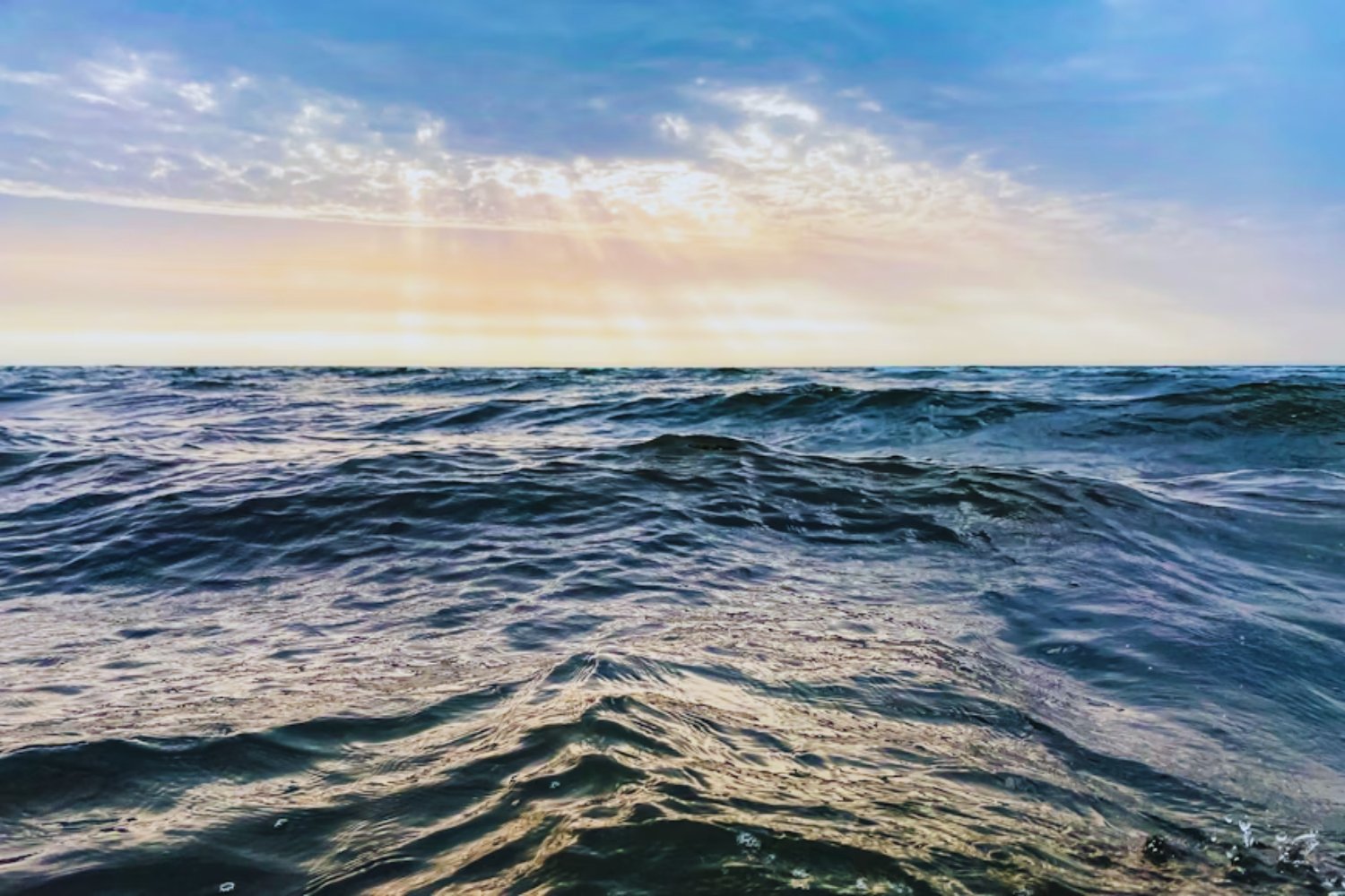 Bajo las aguas grises del mar del Norte apareció un paisaje imposible: montañas que cuentan la historia geológica al revés