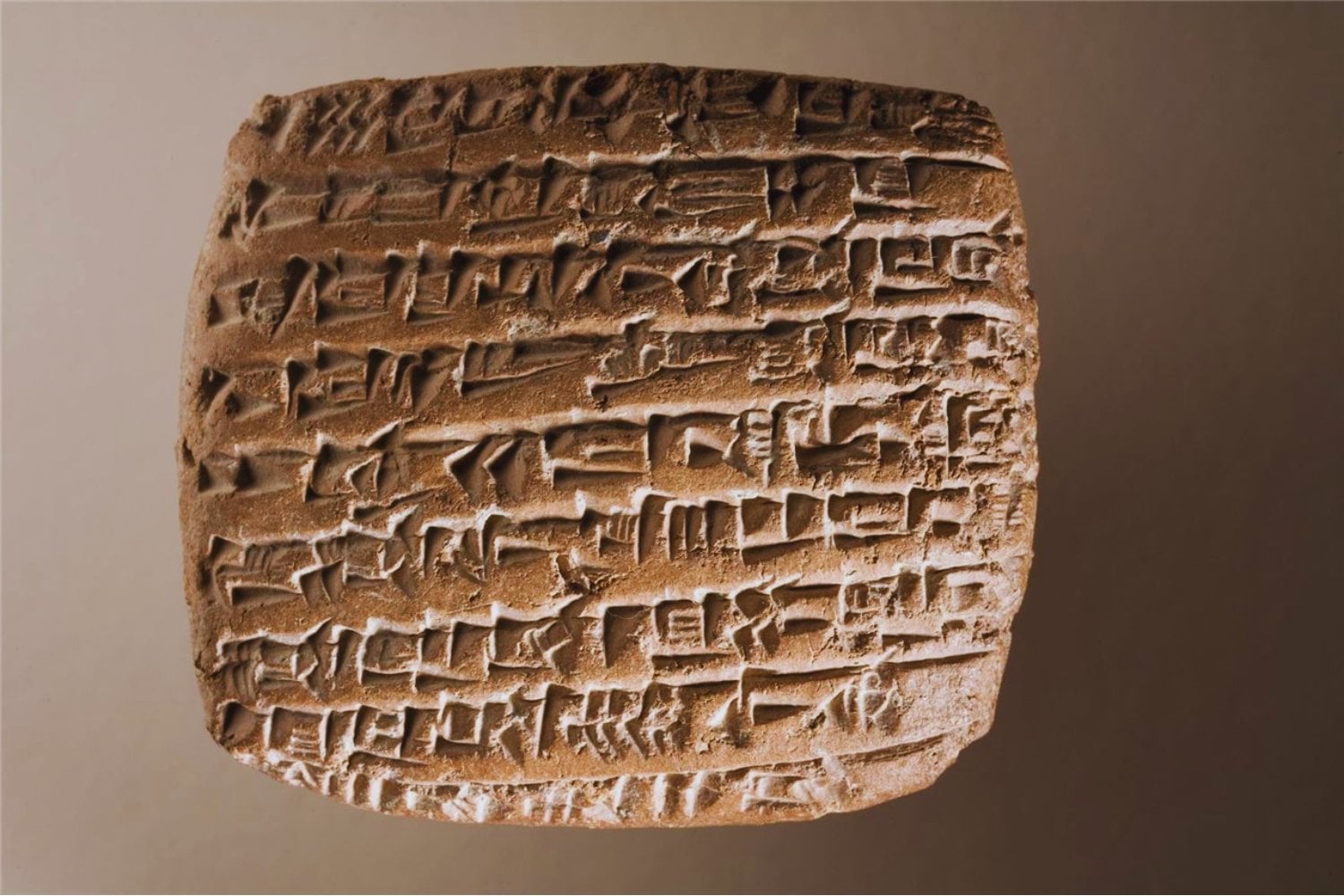 Una tablilla de 3.500 años hallada en Turquía revela la primera lista de muebles de la historia