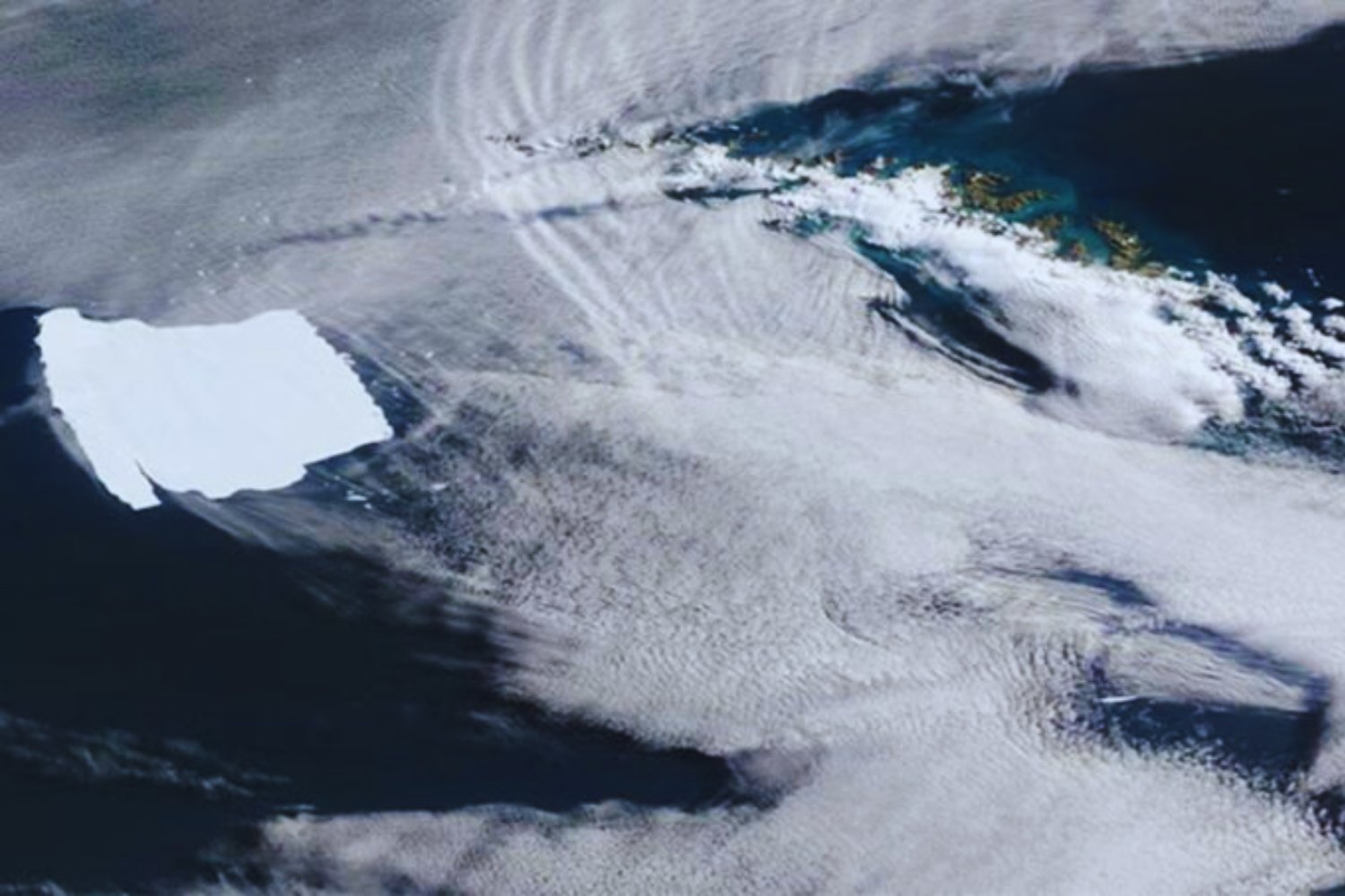 El viaje final de un coloso helado. El iceberg A23a se deshace tras cuatro décadas a la deriva